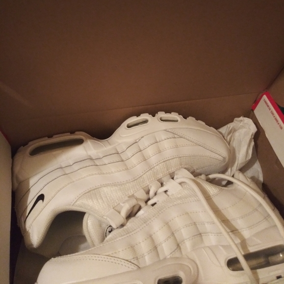 AIRMAX 95. Size 7.5.... White/black - Picture 2 of 2
